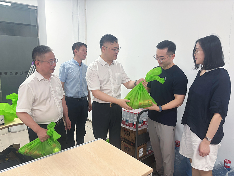 點滴關(guān)懷到一線!冶金物資開展高溫“送清涼”慰問